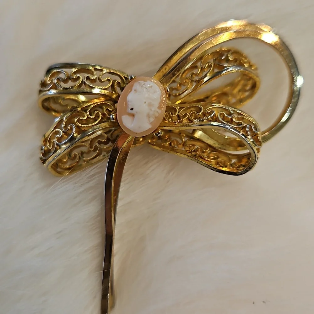 UNIQUE CAMEO‎ CENTER GOLD FILIGREE FLOWER BROOCH